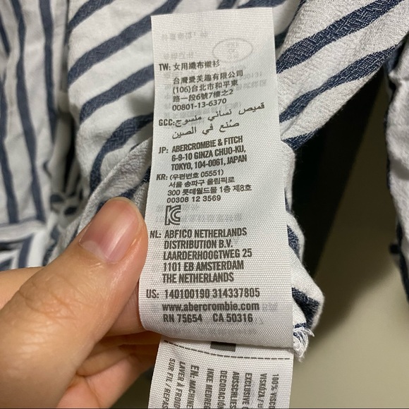 Offerme$5❗️ A&F White Size Small Short Sleeve Blouse with Navy Stripped pattern - Picture 6 of 7